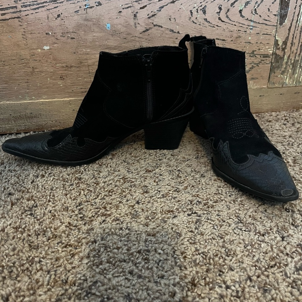 Zara Black Textured Ankle Boots